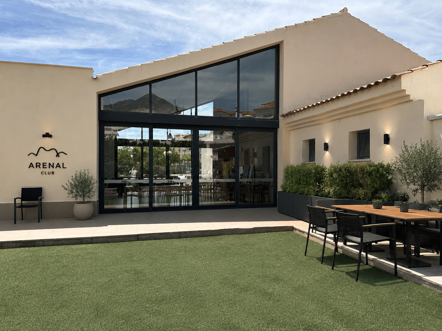 Exterior identity — Arenal Club